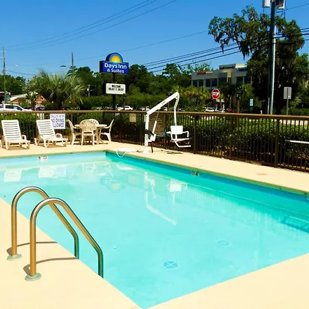 Days Inn & Suites By Wyndham Savannah Midtown-3