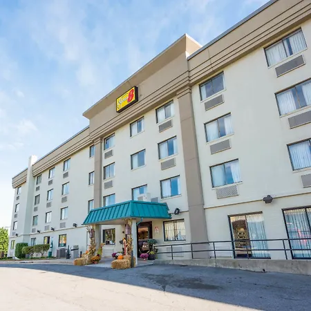 Super 8 By Wyndham Frederick-2