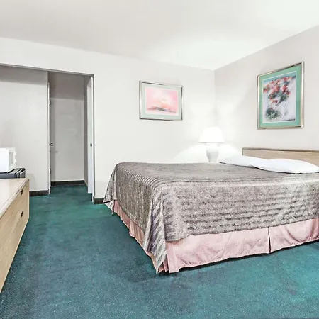 Travelodge By Wyndham La Grande-3