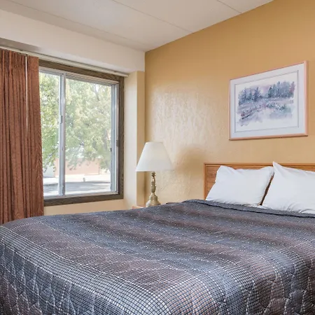 Super 8 By Wyndham Owatonna-3