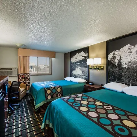 Super 8 By Wyndham Pueblo-2