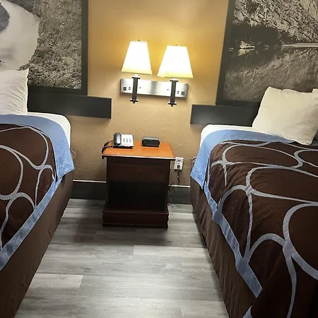 Hotel Piney Woods-3