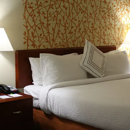 Fairfield Inn & Suites Denton-3
