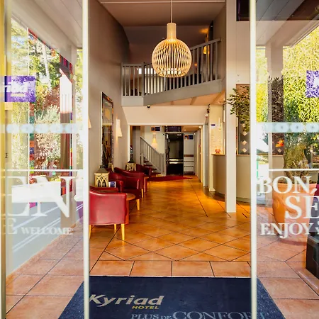 Brit Hotel Confort Nîmes Ouest - A9 sortie 25 - Pdj dès 5h30 - Parking PV - Terrasse&jardin - Pet friendly - Séminaire - Accueil groupe-2