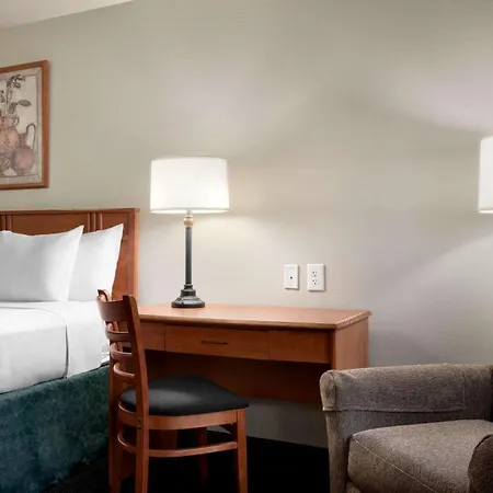 Travelodge By Wyndham Clinton Valley West Court-3