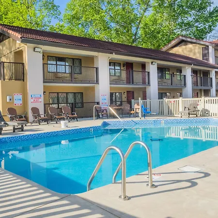 Super 8 By Wyndham Downtown Gatlinburg At Convention Center-2