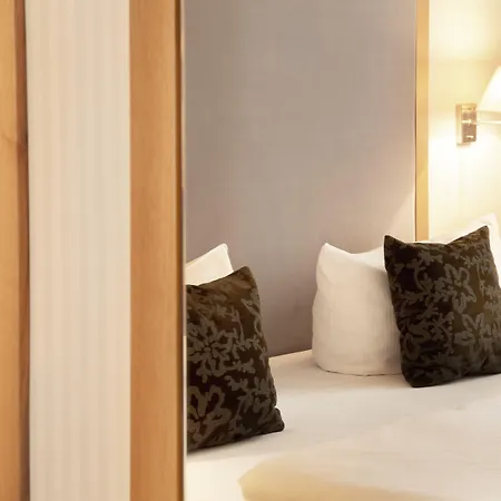 TOWNHOUSE Hotel-2