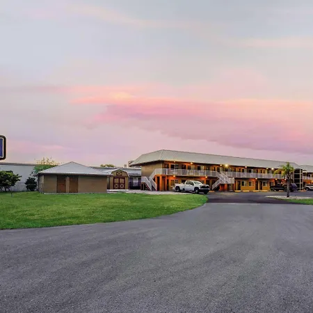 Travelodge Suites By Wyndham Lake Okeechobee-2