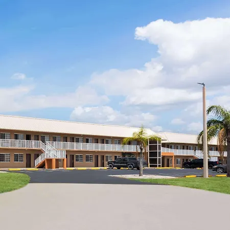 Travelodge Suites By Wyndham Lake Okeechobee-3
