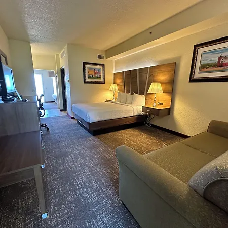Mackinaw Beach And Bay Inn & Suites-3