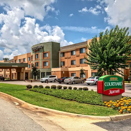 Courtyard By Marriott Troy-3