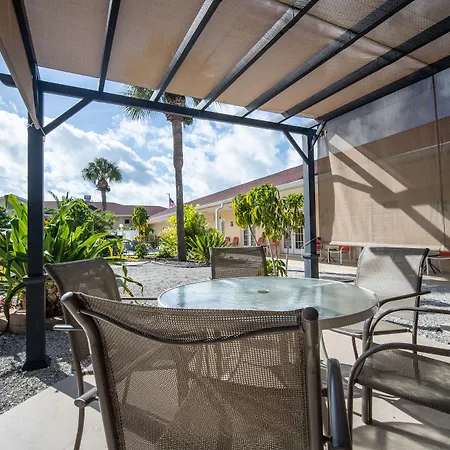 Island Sun Inn & Suites - Historic Venice & Beach Getaway-2