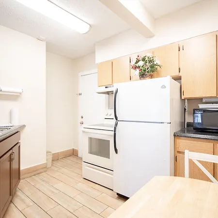 Island Sun Inn & Suites - Historic Venice & Beach Getaway-3