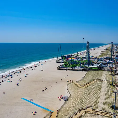 Boardwalk Hotel Charlee & Apartments Beach Hotel Oceanfront-2