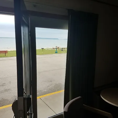 Days Inn & Suites By Wyndham St. Ignace Lakefront-2