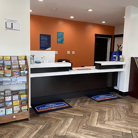 Howard Johnson By Wyndham Lake George-2