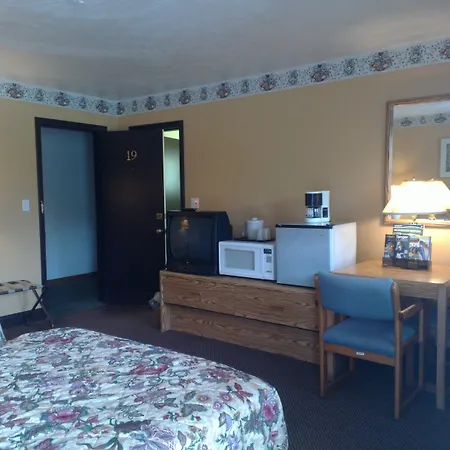 Colonial Inn Mercer-Grove City-3