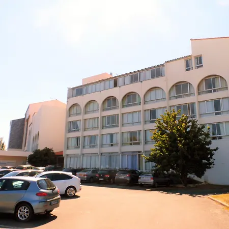 Résidence avec Piscine face au port 200m plage-3