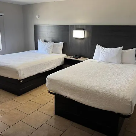 Travelodge By Wyndham Venice-3