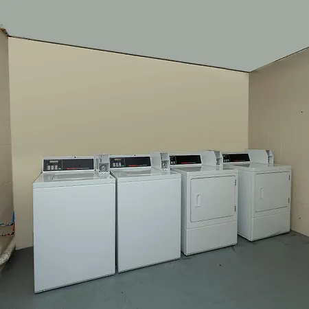 Travelodge By Wyndham Peoria-2