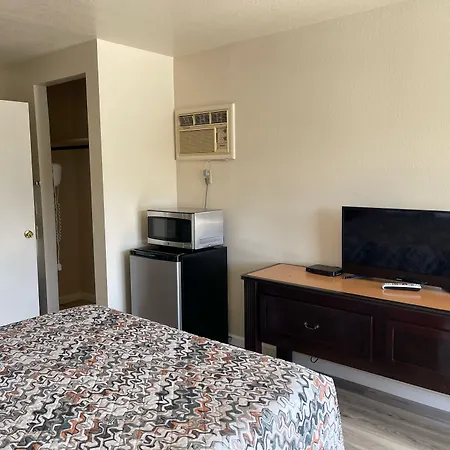 Soledad Motel 8-2