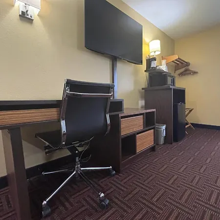 Super 8 By Wyndham Peoria-3