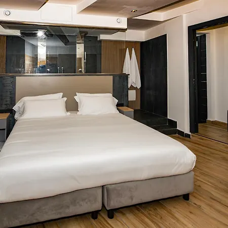 Golden Hotel-2