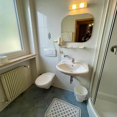 B&B Transit Rooms - Your Stopover, Free Parking-3