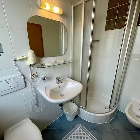 B&B Transit Rooms - Your Stopover, Free Parking-2