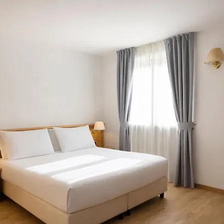 Golf Hotel-3
