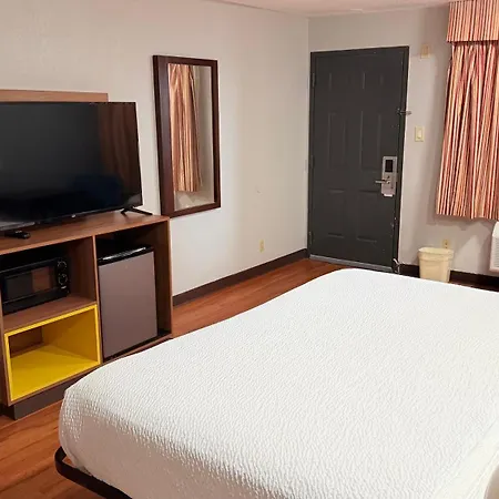 Days Inn & Suites By Wyndham Winnie-3