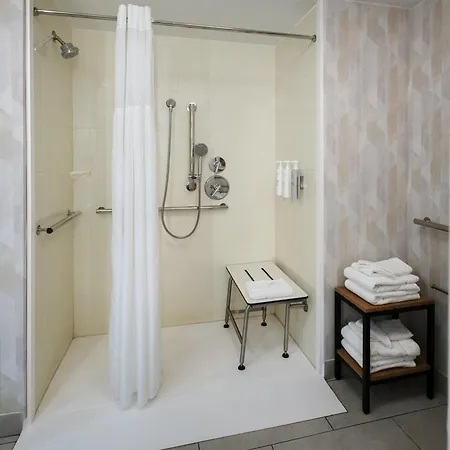 Hampton Inn & Suites Greenfield-2