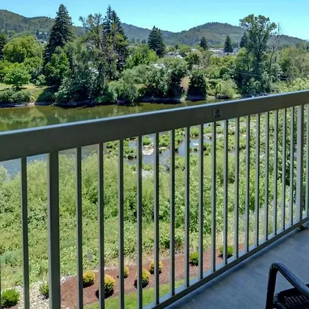The Lodge At Roseburg-2
