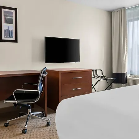 Comfort Inn & Suites Taylor - Detroit-3