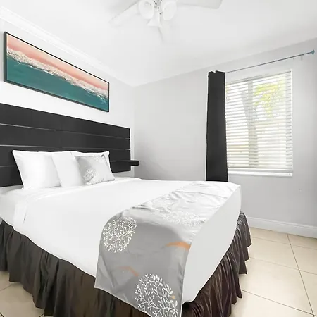 Hollywood Broadwalk Oceanside Hotel-3