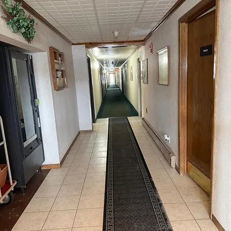 Iron Mountain Inn & Suites Mi Us 2-3