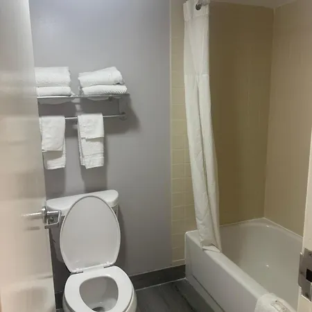 Econo Lodge Naval Station Norfolk-3