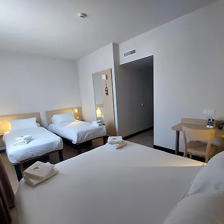 B&B HOTEL Troyes Magasins d'usine-3