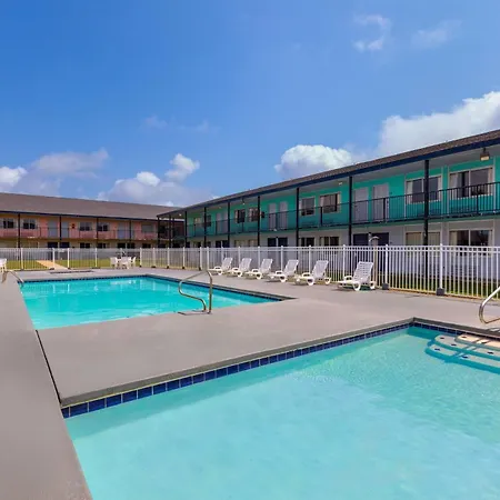 Super 8 By Wyndham Biloxi At The Beach-2