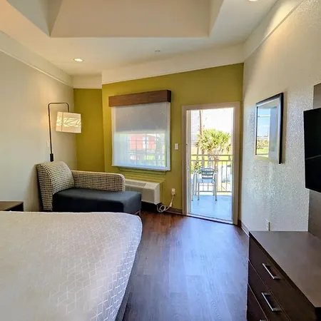 Holiday Inn Express & Suites Galveston West-Seawall-3