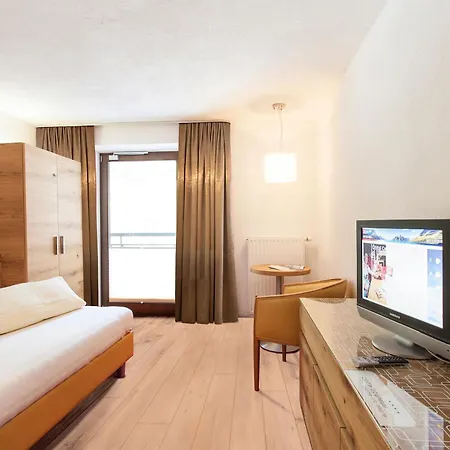 Glanz & Glory Hotel-2