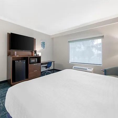 Best Western Plus Miami Airport North Hotel & Suites-3