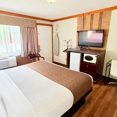 Travelodge By Wyndham Golden Sportsman Lodge-2