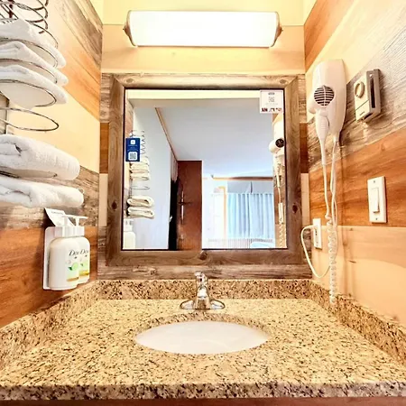 Travelodge By Wyndham Golden Sportsman Lodge-3