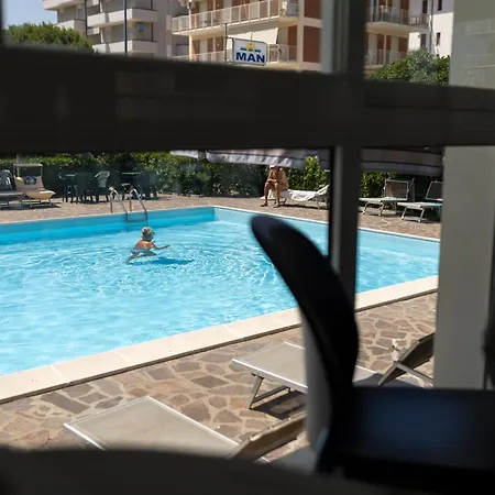 Hotel Man-3