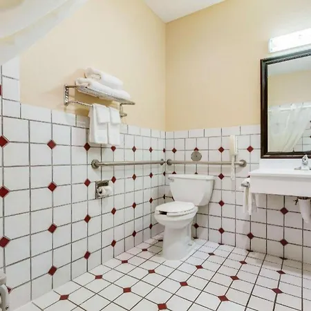 Quality Inn & Suites Lincoln North-2