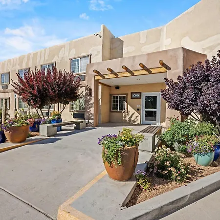 Econo Lodge Inn & Suites Santa Fe South-3