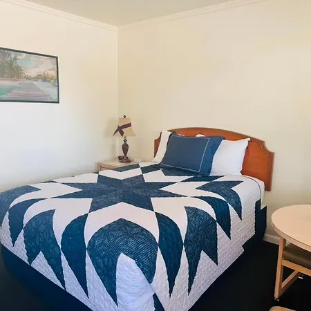 Golden West Motel-3