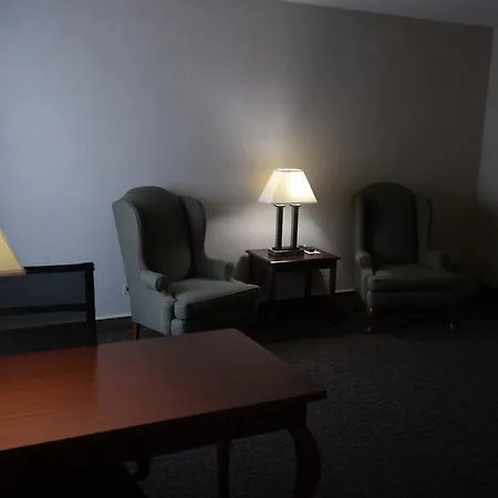 Ramada By Wyndham Waukegan/Great Lakes-2