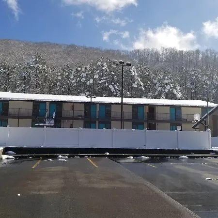 Blue Sky Inn: Pet-Friendly Oasis with Renovated Rooms-3